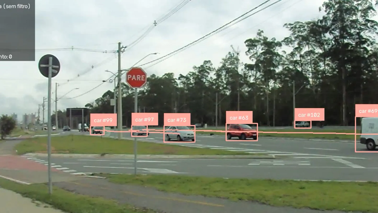 Print real do sistema detectando e rastreando vários carros simultaneamente no vídeo de campo